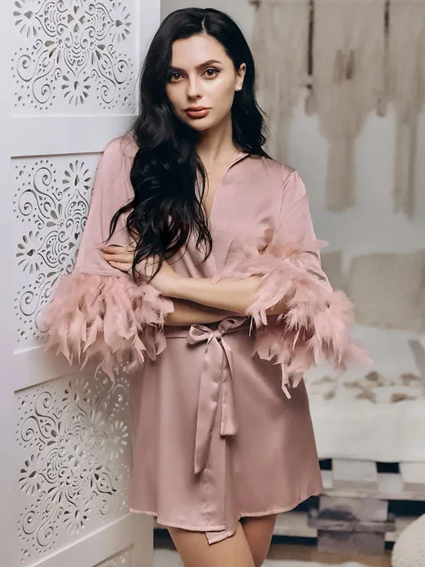 women's pajamas with a cozy, snug fit for ultimate comfortRobe de Chambre Élégante à Plumes Rose Champagne "Flocon de Satin"